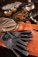 <h4><em>NEW</em><br/>Gloves</h4>
